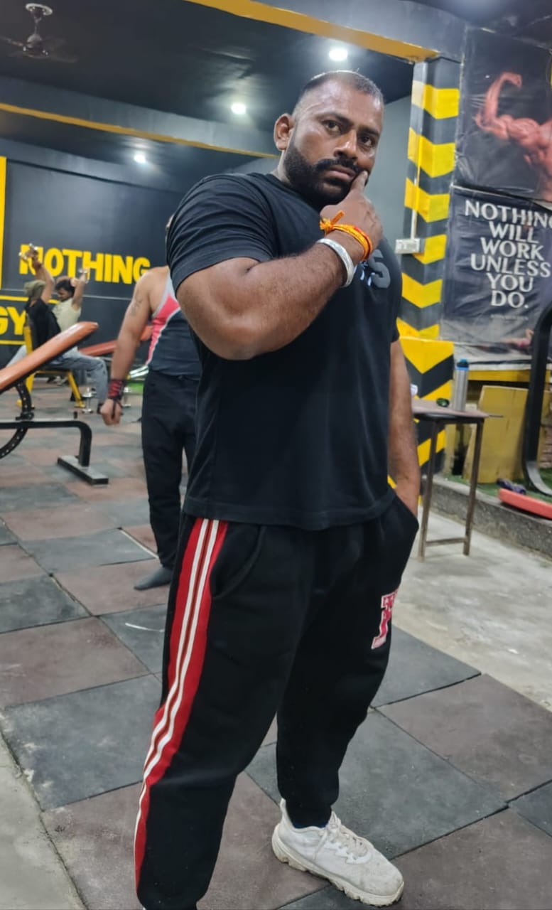 PAHLAWAN JI real photo showcasing strength and fitness transformation results